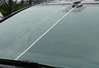 汽车挡风玻璃脏了怎么办？老司机教你几招比抹布更管用的清洁方法