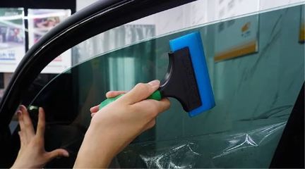 汽车玻璃膜贴在里面还是外边