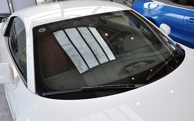 新能源汽车前挡风亚克力板与汽车玻璃的对比分析