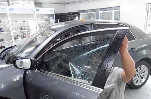 汽车贴膜全贴还是留三角？一文读懂安全、法规与美观的平衡之道