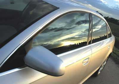 新手司机买车 汽车玻璃到底该不该贴膜？看完你就知道了