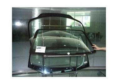 车玻璃上有个很严重的小裂缝吗?玻璃要换吗?