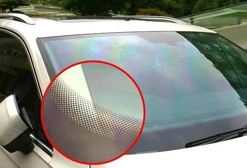 汽车前挡风玻璃上的小黑点和小黑边有什么作用？九成司机可能都不知道